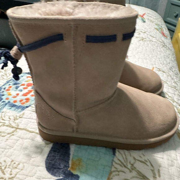 Size 2 child’s Ugg - Picture 3 of 7